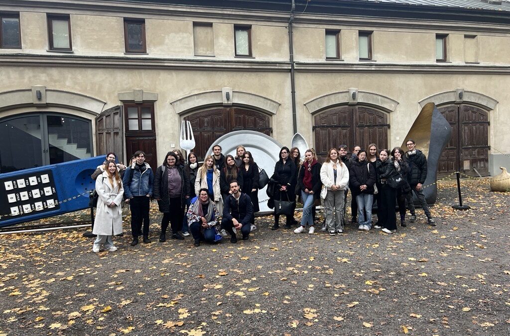 Osoby studenckie z I i II roku designu i komunikacji społecznej odwiedziły Łódź